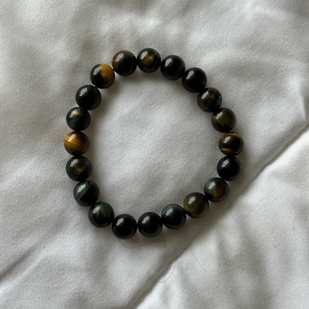 Brown beaded bracelet. I dont know the size
